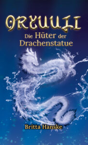 Coverdesign der Romanreihe "Oryuuji". Das Cover zeigt einen weißen japanischen Drachen im Zentrum, darüber steht der Titel in goldenen Lettern "Oryuuji - Die Hüter der Drachenstatue". Der Hintergrund ist blau und erinnert an Wasser. Unten steht der Name der Autorin: Britta Hanske